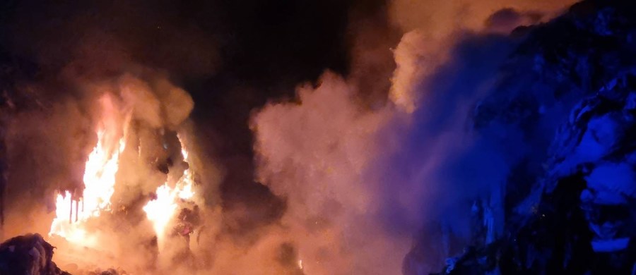 Strażacy od wtorkowego wieczora walczą z ogniem w Kamieńcu koło Lęborka na Pomorzu. Płonie tam składowisko tekstylnych odpadów. Nie ma informacji o poszkodowanych. To 33. pożar w tym miejscu.