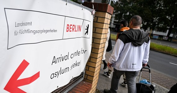 Około 200 migrantów dziennie przybywa do Berlina i ubiega się o azyl. To dwa razy więcej, niż we wrześniu. Wszystkie schroniska są zajęte, więc wynajmowane są hotele, a dawne lotniska Tegel i Tempelhof zamieniają się w kwatery awaryjne - powiadomił portal dziennika "Bild". Burmistrz Berlina szacuje koszty związane z uchodźcami na 1 mld euro rocznie.