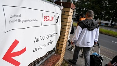 Berlin. Brak miejsc dla migrantów, mieszkają w kontenerach na lotnisku 