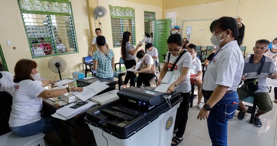 Filipińska komisja wyborcza utrzymuje, że poniedziałkowe głosowanie w lokalnych wyborach przebiegało "ogólnie spokojnie" pomimo incydentów, które "należy potępić" - donosi portal Rappler. Tego dnia w związku z wyborami zginęło co najmniej 10 osób, trzy szkoły zostały spalone. Policja bada doniesienia o kupowaniu głosów i incydenty w lokalach, jak podarcie kart wyborczych.