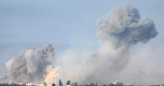 Porozumienie między Egiptem, Izraelem i Hamasem zezwalające na ewakuację niektórych osób ze Strefy Gazy zostało wynegocjowane za pośrednictwem Kataru - poinformował Reuters. Uchodźcy zaczęli opuszczać Strefę Gazy. Wciąż nie wiadomo, czy rejon będą mogli opuścić Polacy.