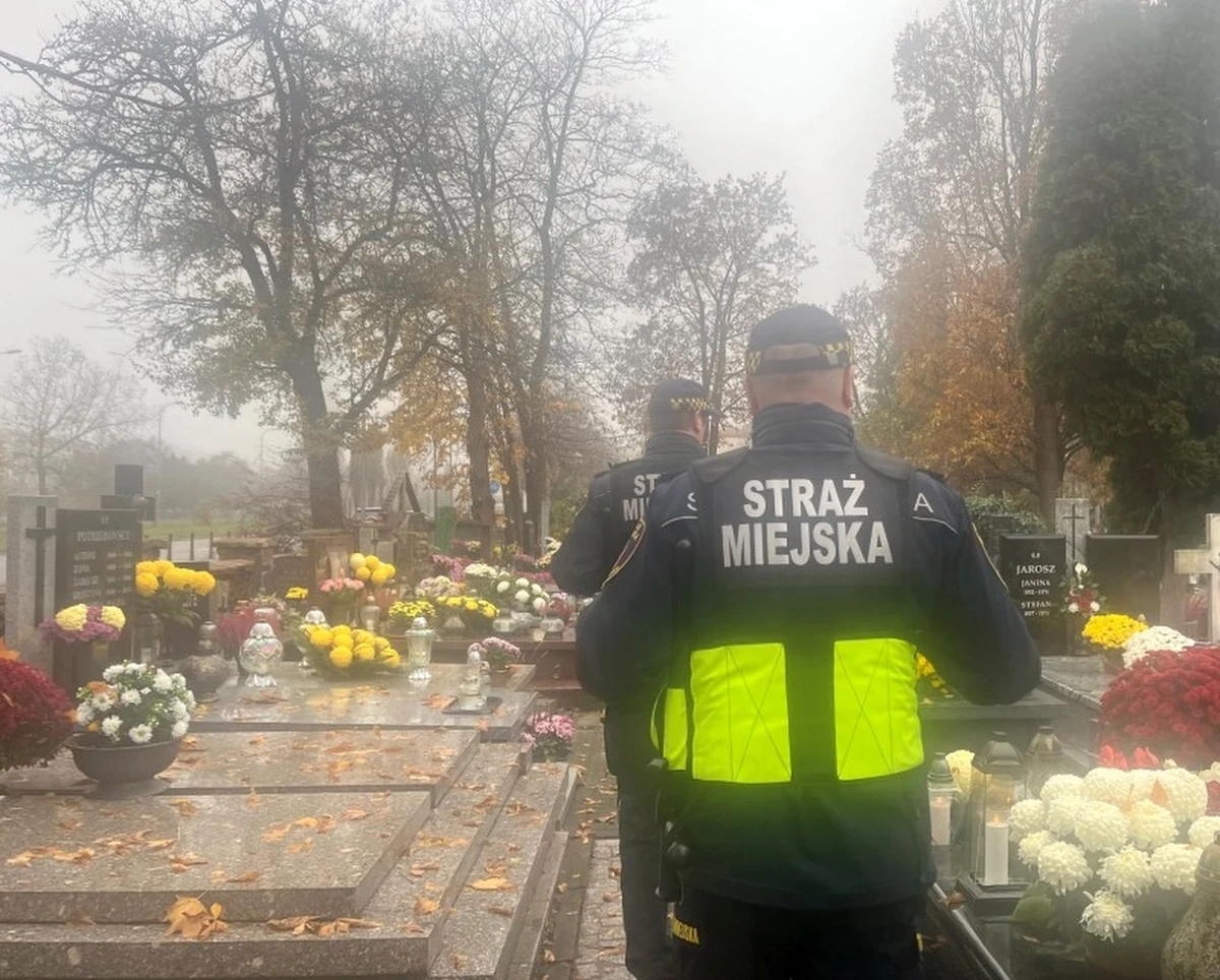 W święto Wszystkich Świętych stołeczna straż miejska prowadzi akcje "Znicz" i "Hiena", które mają zapewnić bezpieczeństwo odwiedzającym cmentarze. W tym roku akcje potrwają do niedzieli, 5 listopada.
