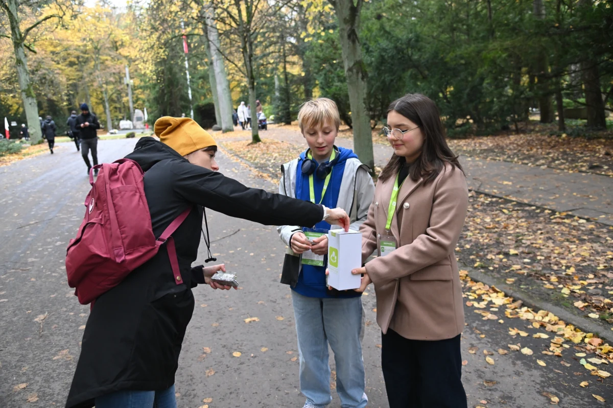 Stowarzyszenie Katyń, Fundacji Zachodniopomorskie Hospicjum dla Dzieci i Dorosłych oraz Komitetu Opieki nad Pomnikiem ,,Tym, którzy nie powrócili z morza’’ - m.in. te organizacje zbierają datki na największej polskiej nekropolii. Łącznie na Cmentarzu Centralnym zgłoszonych zostało siedem kwest. 789