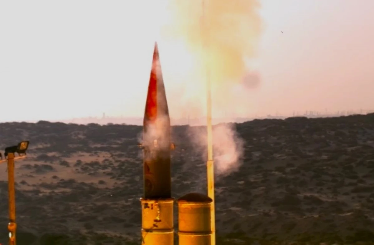 Przy użyciu pozaatmosferycznego systemu obrony Arrow 3 wojsko izraelskie dokonało zestrzelenia rakiety odpalonej z terytorium Jemenu. Do zniszczenia pocisku balistycznego wycelowanego w Izrael doszło we wtorek nad Morzem Czerwonym.