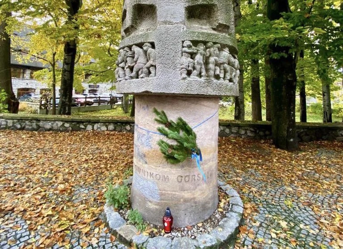 Gałązki kosodrzewiny i znicze złożyli beskidzcy goprowcy na grobach swych kolegów, a także pod pomnikiem w Szczyrku, który jest hołdem dla ich odwagi. Naczelnik GOPR Jerzy Siodłak podkreślił, że kosodrzewina symbolizuje góry, ale i nieugiętość.
