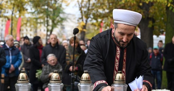 Duchowni różnych wyznań i religii, samorządowcy i mieszkańcy uczcili wspólną modlitwą pamięć zmarłych gdańszczan. Zorganizowane w Dzień Wszystkich Świętych ekumeniczne spotkanie odbyło się na Cmentarzu Nieistniejących Cmentarzy w Gdańsku.