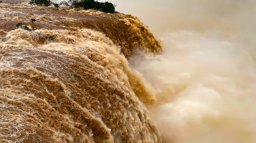 Wodospad Iguaçu został zamknięty dla zwiedzających z powodu ulewnych deszczy, które doprowadziły do gigantycznej powodzi i zagroziły bezpieczeństwu turystów.