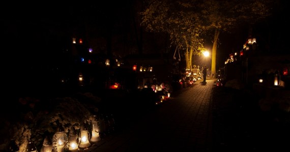 Odblaski ratują życie - przypominają podkarpaccy policjanci. W związku ze wzmożonym ruchem w okolicach cmentarzy, apelują do pieszych, żeby idąc wieczorem na groby bliskich, mieli na sobie elementy odblaskowe.