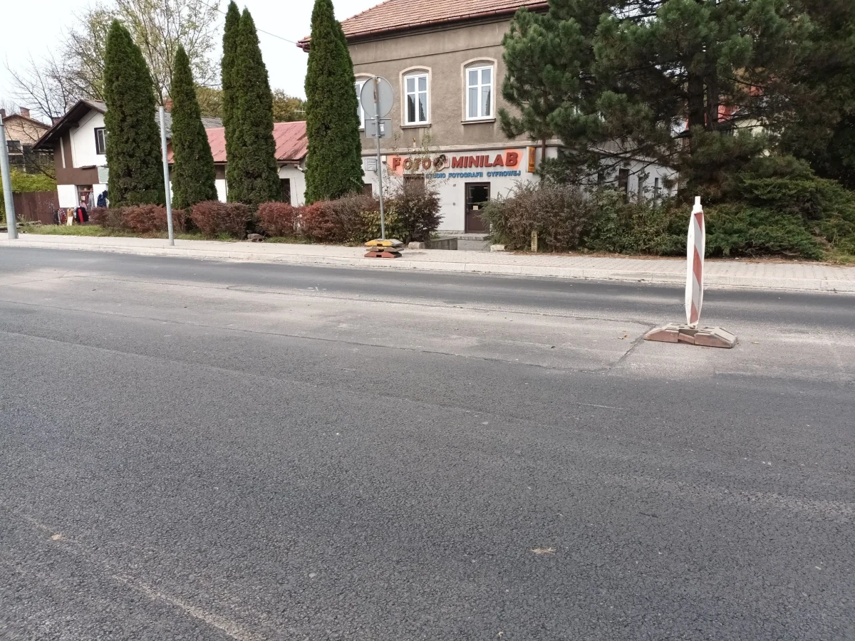 W czwartek po południu (2 listopada, ok. 17:00) rozpocznie się końcowy etap prac związany z przebudową skrzyżowań w Makowie Podhalańskim. Będą to ostatnie duże utrudnienia na drodze krajowej nr 28 związane z tą inwestycją.