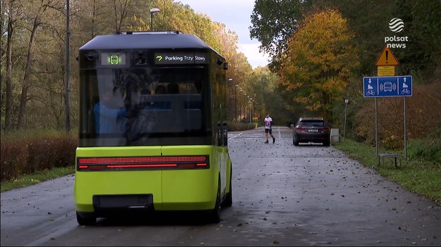 To już nie fantastyka, a rzeczywistość. W Dolinie Trzech Stawów w Katowicach trwają testy autonomicznego autobusu. Pojazd bez kierowcy może pomieścić piętnaście osób i jechać z prędkością 25 km/h. Dla ''Wydarzeń'' Michał Mitoraj.