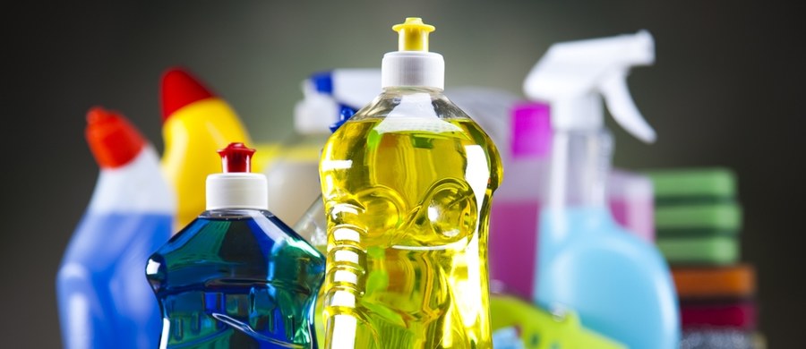 Środki czystości oraz kosmetyki mogą zawierać wiele substancji chemicznych, które w przypadku niewłaściwego ich użycia, mogą przyczynić się do różnych problemów zdrowotnych. 
