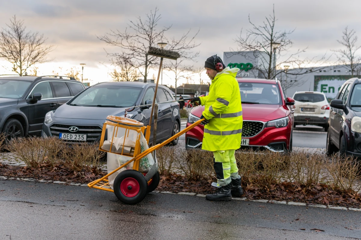 Prawicowy rząd Szwecji podwyższył od 1 listopada poziom minimalnego dochodu, jaki muszą osiągać osoby spoza UE, aby otrzymać pozwolenie na pracę. Decyzja ma ograniczyć napływ niskowykwalifikowanych imigrantów zarobkowych.