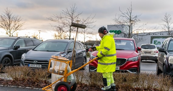 Prawicowy rząd Szwecji podwyższył od 1 listopada poziom minimalnego dochodu, jaki muszą osiągać osoby spoza UE, aby otrzymać pozwolenie na pracę. Decyzja ma ograniczyć napływ niskowykwalifikowanych imigrantów zarobkowych.