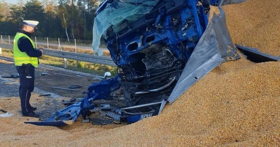 Z utrudnieniami na drodze S17 w okolicach Garwolina na Mazowszu muszą liczyć się kierowcy. W miejscowości Gończyce doszło do zderzenia trzech ciężarówek. Na jezdnię wysypała się kukurydza. 