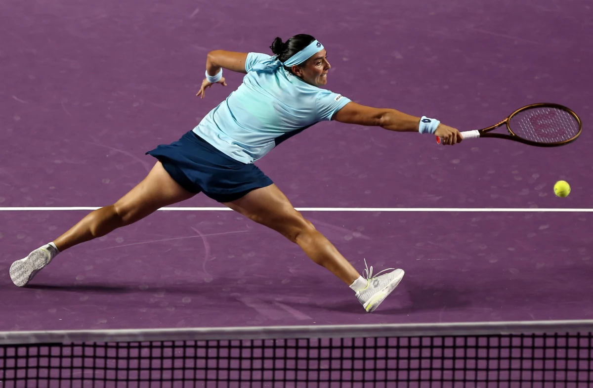 Tunezyjka Ons Jabeur pokonała Czeszkę Marketę Vondrousovą 6:4, 6:3 w drugim wtorkowym meczu turnieju WTA Finals w meksykańskim Cancun. Wcześniej w tej samej grupie Iga Świątek wygrała z Amerykanką Coco Gauff 6:0, 7:5.