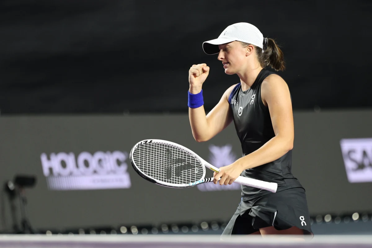 Iga Świątek jest już niemal pewna awansu do półfinału turnieju WTA Finals w Meksyku. W ostatnim meczu pokonała Coco Gauff. Wygrana z Amerykanką nie tylko umocniła Polkę na pierwszym miejscu w grupie, ale też pozwoliła dołączyć do tenisowych legend.