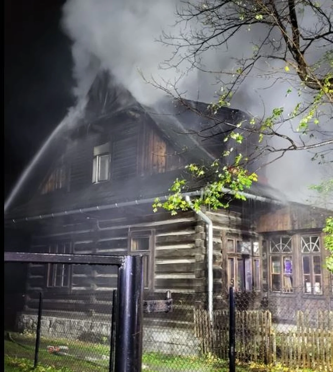 Zakopiańska policja prowadzi postepowanie w sprawie pożaru, który wybuchł we wtorek wieczorem w zabytkowej, drewnianej willi w centrum miasta. W budynku znajdowała się prywatna galeria sztuki, a w niej cenne obrazy m.in. Witkacego oraz meble Wojciecha Brzegi. Eksponaty uratowano.  