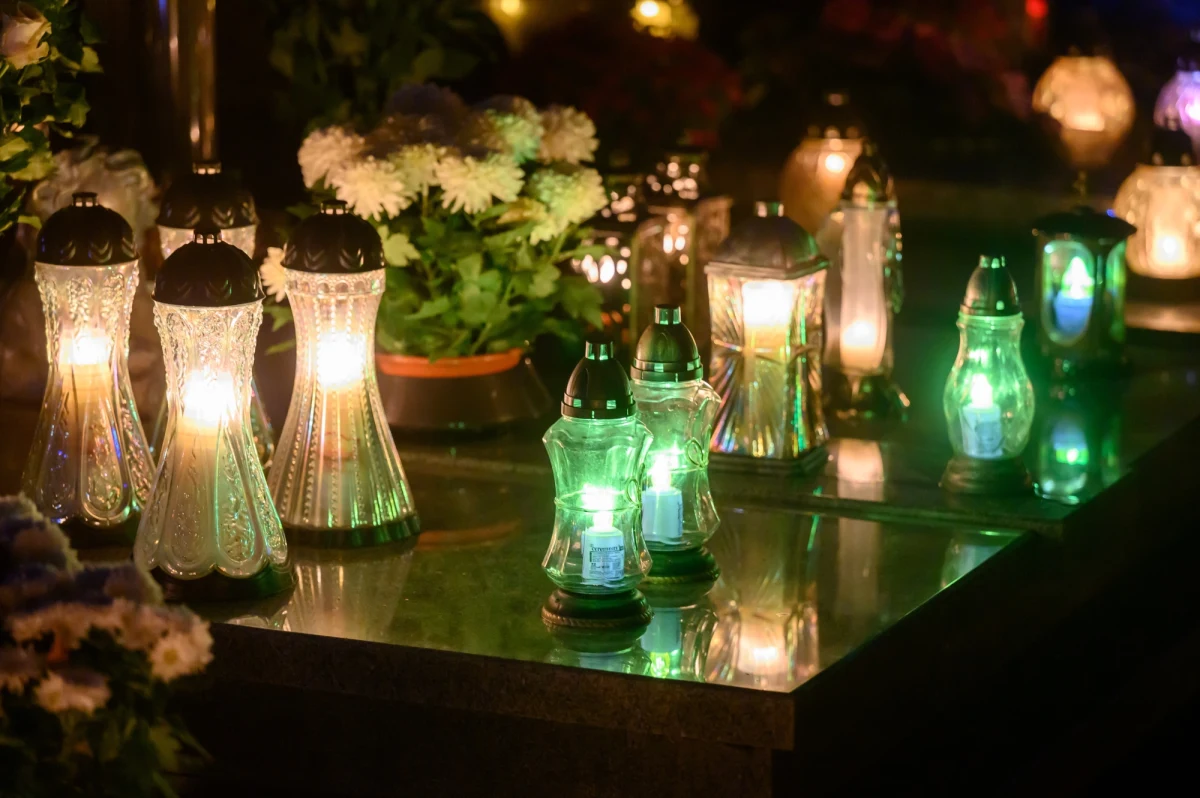 W tym roku akcja "Hiena" potrwa wyjątkowo długo, bo aż 10 dni. Strażnicy miejscy już od piątku czuwają nad bezpieczeństwem odwiedzających cmentarze oraz kontrolują legalność handlu w okolicach nekropolii. 