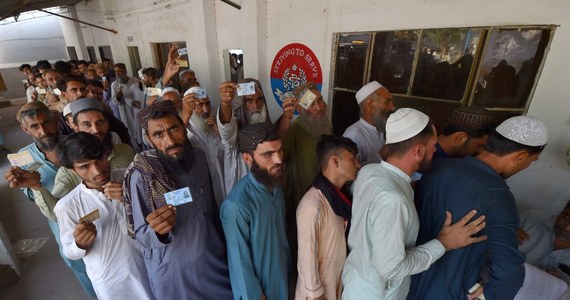 Ponad 165 tys. imigrantów z Afganistanu opuściło Pakistan w październiku po zapowiedzi Islamabadu, że cudzoziemcy przebywający bez zezwolenia mają opuścić kraj do końca miesiąca. Obecnie na granicy czekają tysiące ludzi. Pakistan 1 listopada rozpoczął wyłapywanie imigrantów.