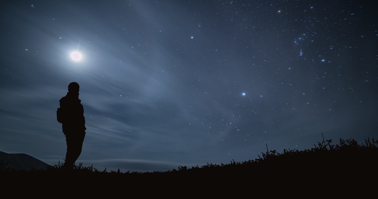 Miłośnicy obserwacji nocnego nieba mogą dziś spodziewać się kolejnego spektaklu w postaci znanego i lubianego „kosmicznego pociągu”, czyli przelotu satelitów Starlink. W tym samym czasie będzie można obserwować pojawienie się kosmicznego żagla ACS3. O której i gdzie wypatrywać tych zdarzeń?