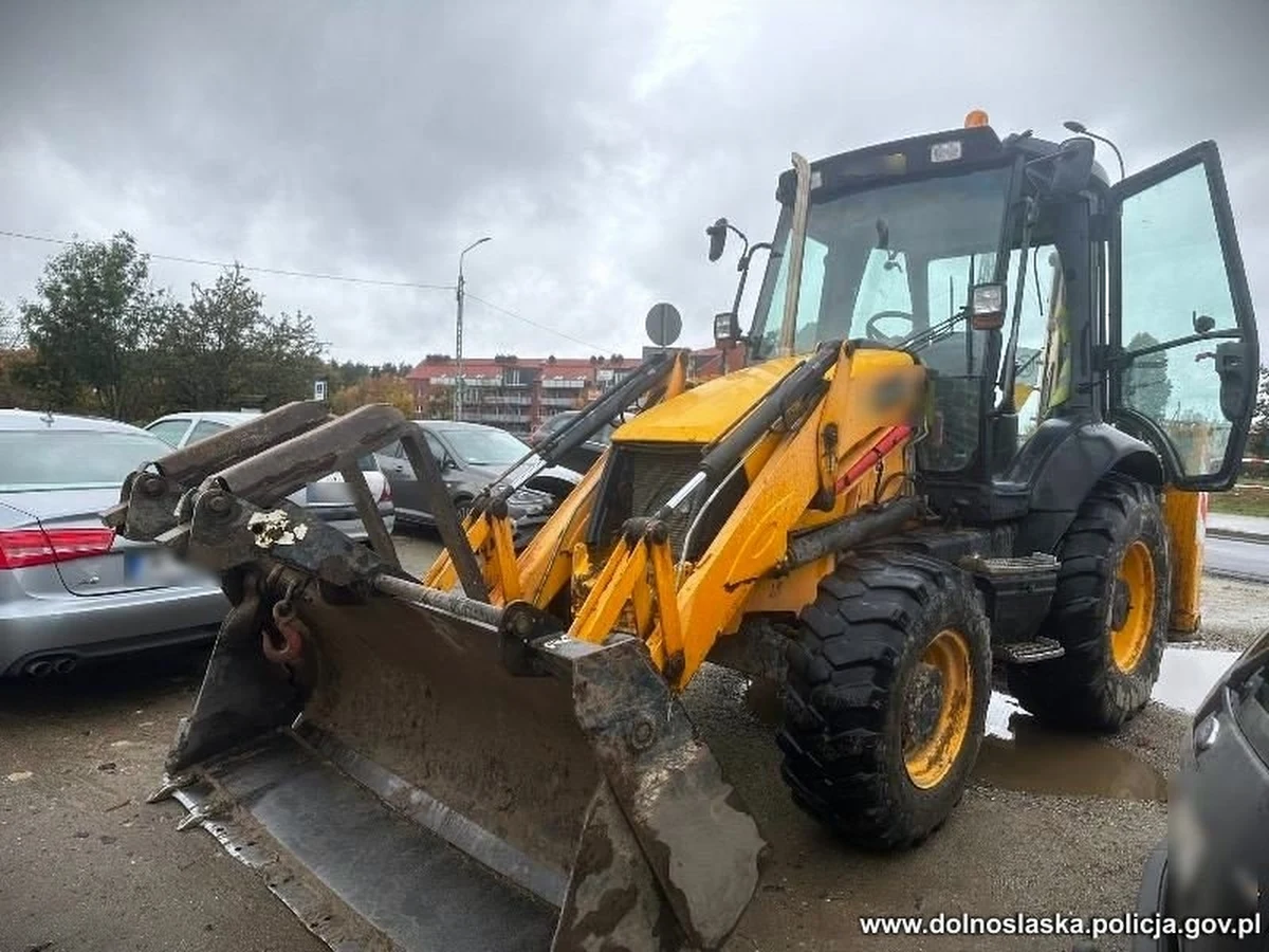 Policjanci zatrzymali w Miliczu operatora koparko-ładowarki, który siadł za kierownicę mimo cofnięcia przez starostę uprawnień i mimo trzech sądowych zakazów prowadzenia pojazdów.  Mężczyzna już trzeci raz w tym roku został zatrzymany przez patrol drogówki i tym razem sprawa będzie mieć finał w sądzie.