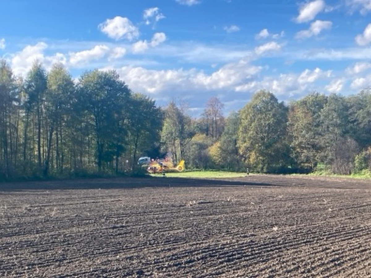 Motocyklista przy wyprzedzaniu zderzył się z samochodem osobowym. Do wypadku doszło w czwartek na drodze krajowej 44, na granicy miejscowości Włosienica i Przeciszów. Mężczyznę, którego reanimowano, zabrał do szpitala ratowniczy helikopter – podała policja.