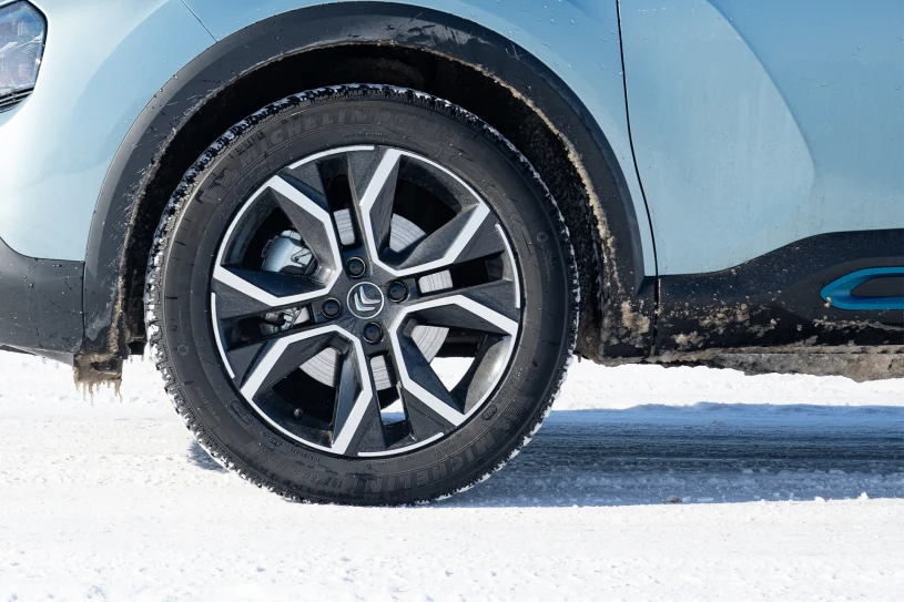 Mandat za opony letnie zimą. Polski kierowca musi uważać