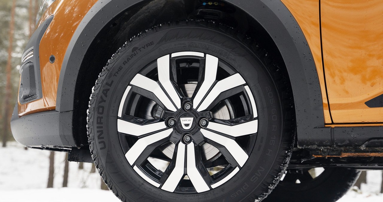 Letnie opony zimą powinny być zakazane? Polacy nie mają wątpliwości