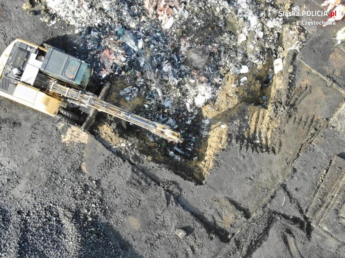 Kilkanaście tysięcy ton odpadów niebezpiecznych było składowanych na 1,5-hektarowej działce w Toszku w powiecie gliwickim. Nielegalne składowisko odkryli policjanci z Częstochowy, ze specjalnej grupy powołanej grupy do walki z przestępstwami przeciwko ochronie środowiska.

