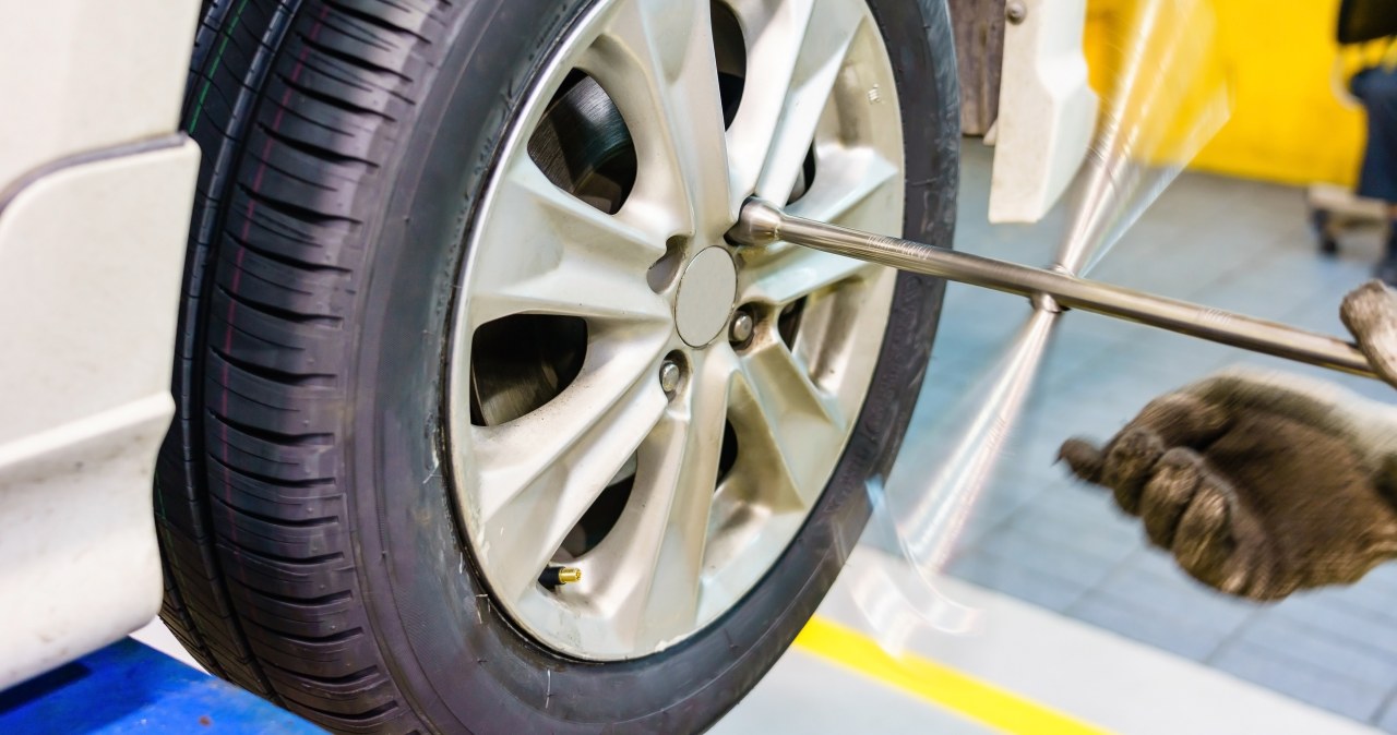 Z jaką siłą dokręcić śruby podczas wymiany kół? Przegniesz i zapłacisz krocie