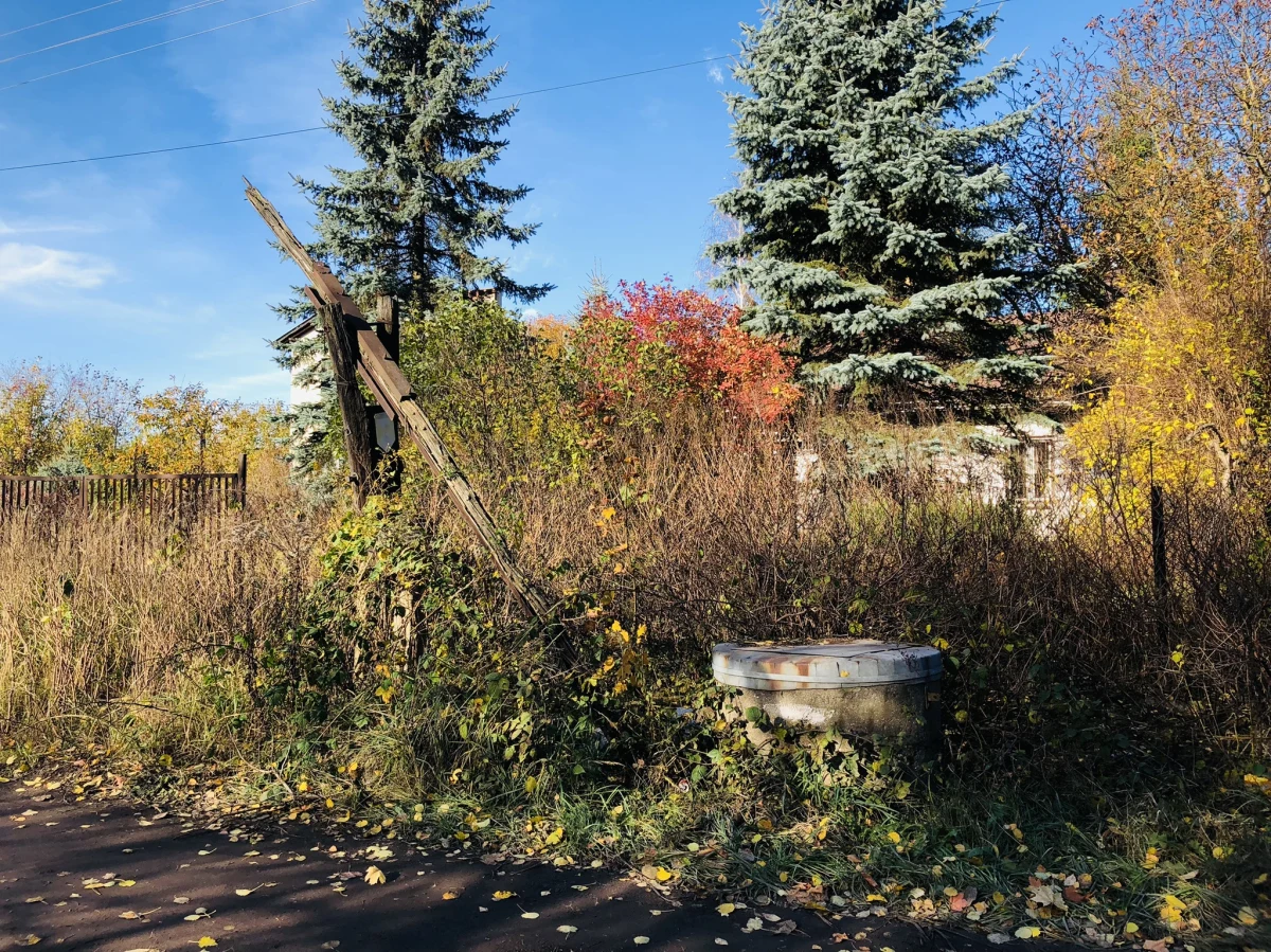 Ma 79 lat i ze starości już nie może pochylać się nad drewnianą cembrowiną, aby zaczerpnąć wody - mowa o zabytkowym żurawiu studziennym. To jedyny taki żuraw, jaki zachował się w Łodzi. Znajdziecie go przy skrzyżowaniu ulicy Beskidzkiej z Hanuszkiewicza.