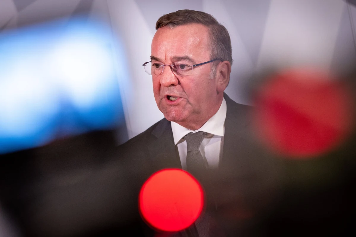 Uwaga świata skupiona jest teraz na Bliskim Wschodzie, ale nie oznacza to mniejszego zaangażowania Niemiec w pomoc Ukrainie. "To nie może mieć miejsca. Naszym obowiązkiem jest stanie po stronie Ukrainy, która została zaatakowana przez rosyjskiego dyktatora. To stanowisko nie podlega dyskusji" - zaznaczył niemiecki minister obrony.