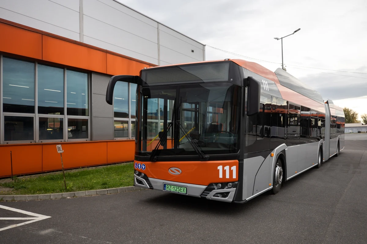 Rzeszowskie MPK otrzymało od producenta dwa kolejne autobusy zasilane energią elektryczną. Będą wykorzystywane głównie do obsługi mniej popularnych linii - poinformował Urząd Miasta.

