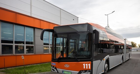 Rzeszowskie MPK otrzymało od producenta dwa kolejne autobusy zasilane energią elektryczną. Będą wykorzystywane głównie do obsługi mniej popularnych linii - poinformował Urząd Miasta.

