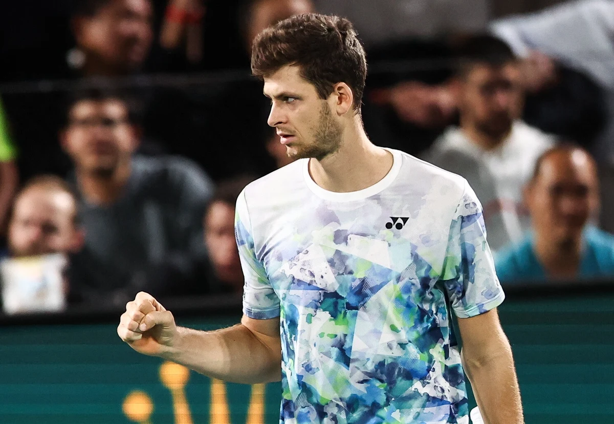 Hubert Hurkacz już w ćwierćfinale turnieju ATP Masters 1000 w hali Bercy w Paryżu! W meczu 1/8 finału pokonał Argentyńczyka Francisco Cerundolo 6:4, 6:3. Kolejnym rywalem Polaka, walczącego o udział w kończącym sezon turnieju ATP Finals, będzie Bułgar Grigor Dimitrow.
