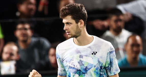 Hubert Hurkacz już w ćwierćfinale turnieju ATP Masters 1000 w hali Bercy w Paryżu! W meczu 1/8 finału pokonał Argentyńczyka Francisco Cerundolo 6:4, 6:3. Kolejnym rywalem Polaka, walczącego o udział w kończącym sezon turnieju ATP Finals, będzie Bułgar Grigor Dimitrow.