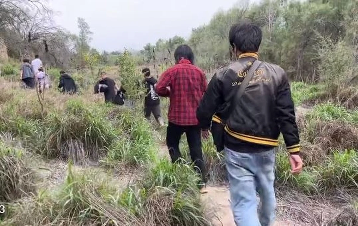 Migranci z Chin szturmują południową granicę Stanów Zjednoczonych, próbując przedostać się do USA z Meksyku. Wzbudza to zaniepokojenie służb odpowiedzialnych za bezpieczeństwo narodowe. W ich ocenie, wśród ludzi szukających szansy na nowe życie w USA, znajdują się również szpiedzy wysyłani przez komunistyczny chiński reżim -  informuje dziennik „New York Post”.
