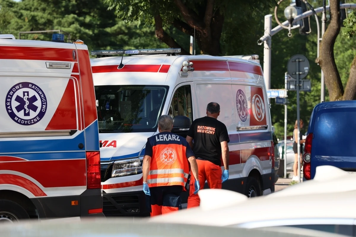 Dwoje młodych ludzi wypadło z trzeciego piętra sanatorium Bałtyk w Kołobrzegu; kobieta i mężczyzna w stanie bardzo ciężkim zostali przewiezieni do szpitala - nieoficjalne informacje PAP potwierdził rzecznik prasowy Prokuratury Okręgowej w Koszalinie Ryszard Gąsiorowski.