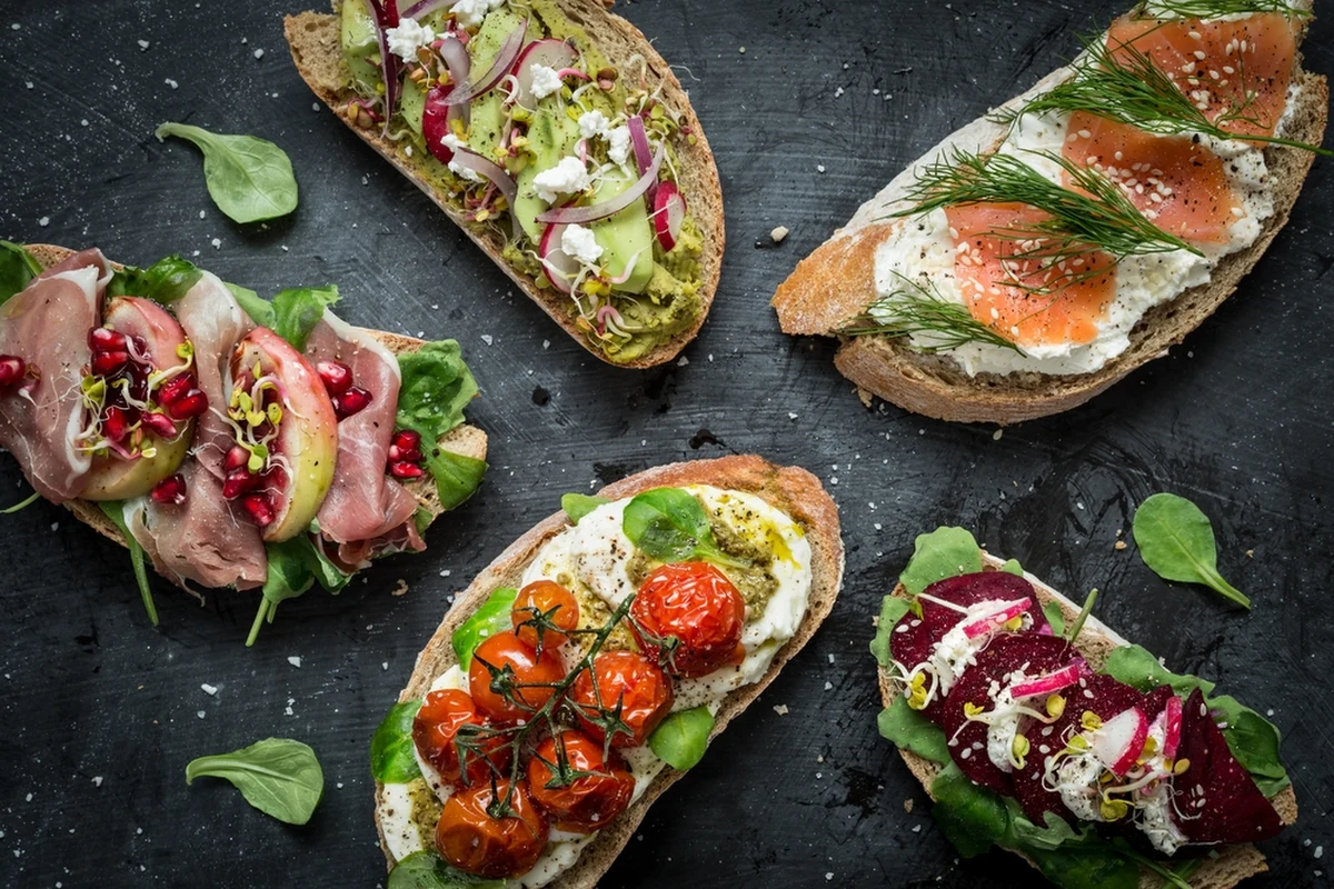 Pszenna lub ziarnista, posmarowana lub nie, pojedyncza lub podwójna - to tylko niektóre z alternatyw, przed którymi stoimy, przygotowując kanapkę. Dziś obchodzimy Światowy Dzień Kanapki. Z tej okazji zapraszamy w krótką kulinarną podróż, warto na nią zabrać... kanapki.