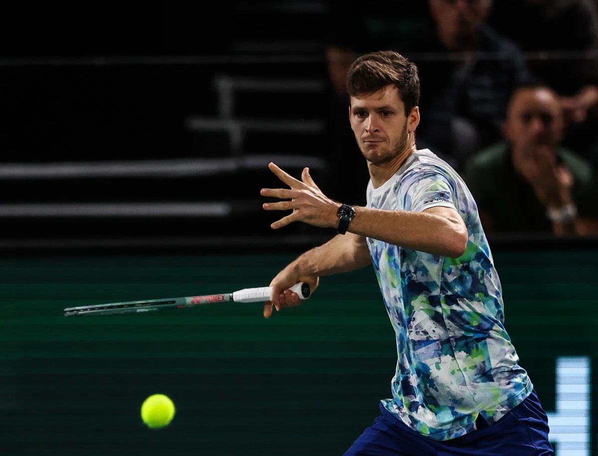 Hubert Hurkacz walczy o jedno z pozostałych dwóch miejsc w kończącej sezon imprezie ATP Finals w Turynie. W czwartek Grek Stefanos Tsitsipas wygrywając w 1/8 finału turnieju w Paryżu z Niemcem Alexandrem Zverevem 7:6 (7-2), 6:4 jako szósty tenisista zapewnił sobie udział w finałowym turnieju.