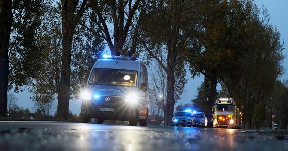 Dwie osoby potrzebowały pomocy lekarskiej po tym, jak powalone przez wiatr drzewo spadło na samochód koło Krościenka nad Dunajcem w Małopolsce. Wichura w Tatrach osiąga prędkość 140 km/h, a w Zakopanem - 90 km/h.