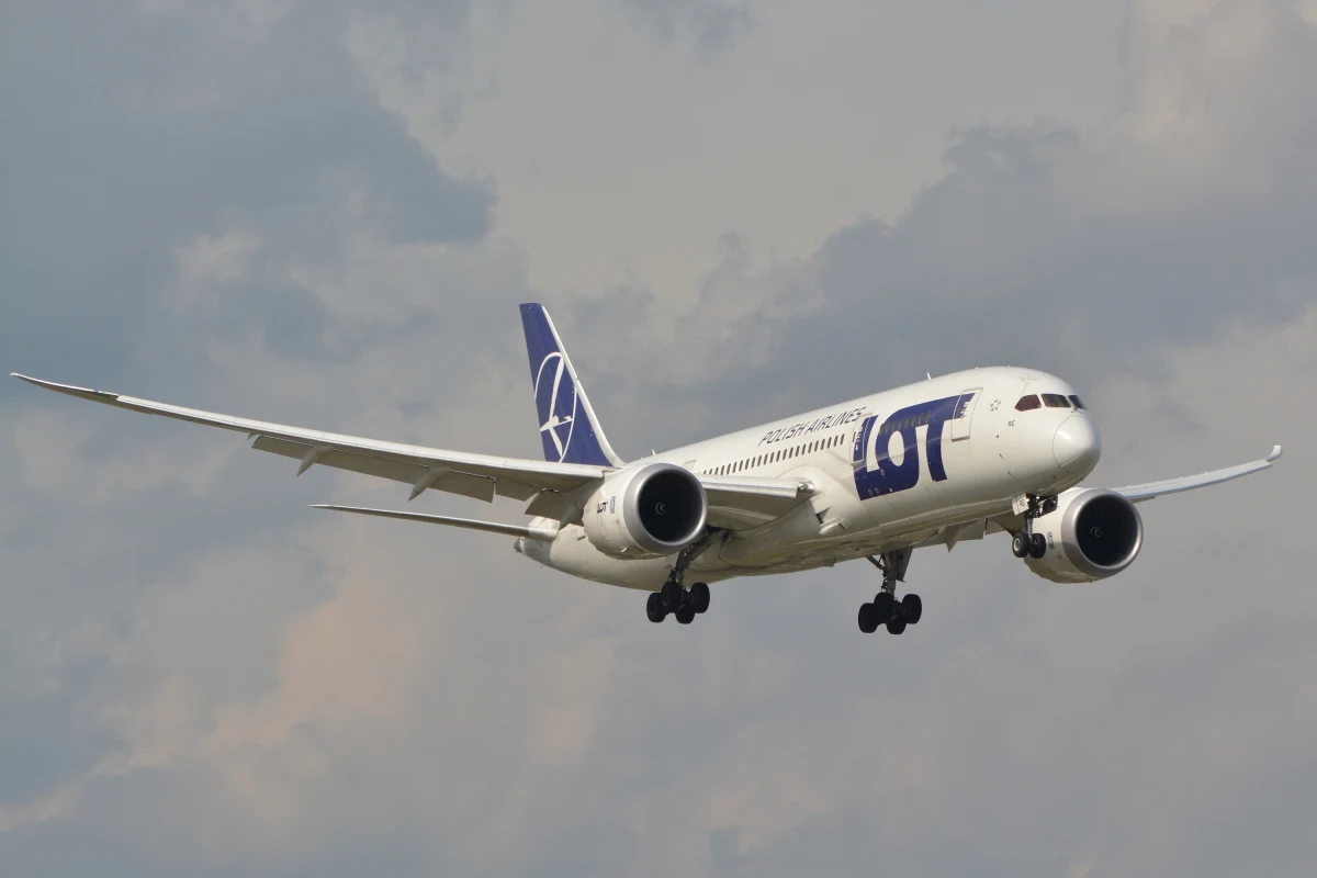 Dreamliner Polskich Linii Lotniczych LOT pokonał trasę z Newark (USA) do Warszawy w godzinę krócej niż przewidywał rozkład, gdyż wlatując w szczelinę prądu strumieniowego osiągnął prędkość 1230 km/h - przekazał w mediach społecznościowych rzecznik przewoźnika Krzysztof Moczulski.