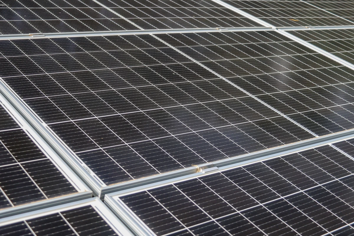 35 hektarów ma zająć pierwsza, miejska farma fotowoltaiczna dla Łodzi. Panele mogłyby stanąć na terenach w obszarze ulic: Brzezińskiej, Olkuskiej i Listopadowej, które kiedyś miały stanowić rezerwę dla cmentarza komunalnego.