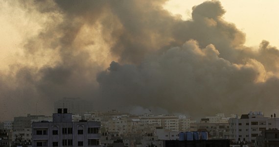 W nocy Izrael nasilił bombardowania Strefy Gazy. Wydaje się, że koncentrowały się one w rejonie miasta Bajt Hanun - podała telewizja CNN. Eksperci cytowani przez BBC uważają, że Izrael próbuje odizolować północny skrawek Strefy Gazy.