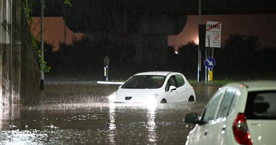Sześć osób zginęło w wyniku powodzi w Toskanii - podały władze regionu. Z powodu szalejącego nad Europą sztormu Ciaran nad tym Włochami przeszły gigantyczne ulew. Największe straty spowodowały właśnie w Toskanii.  