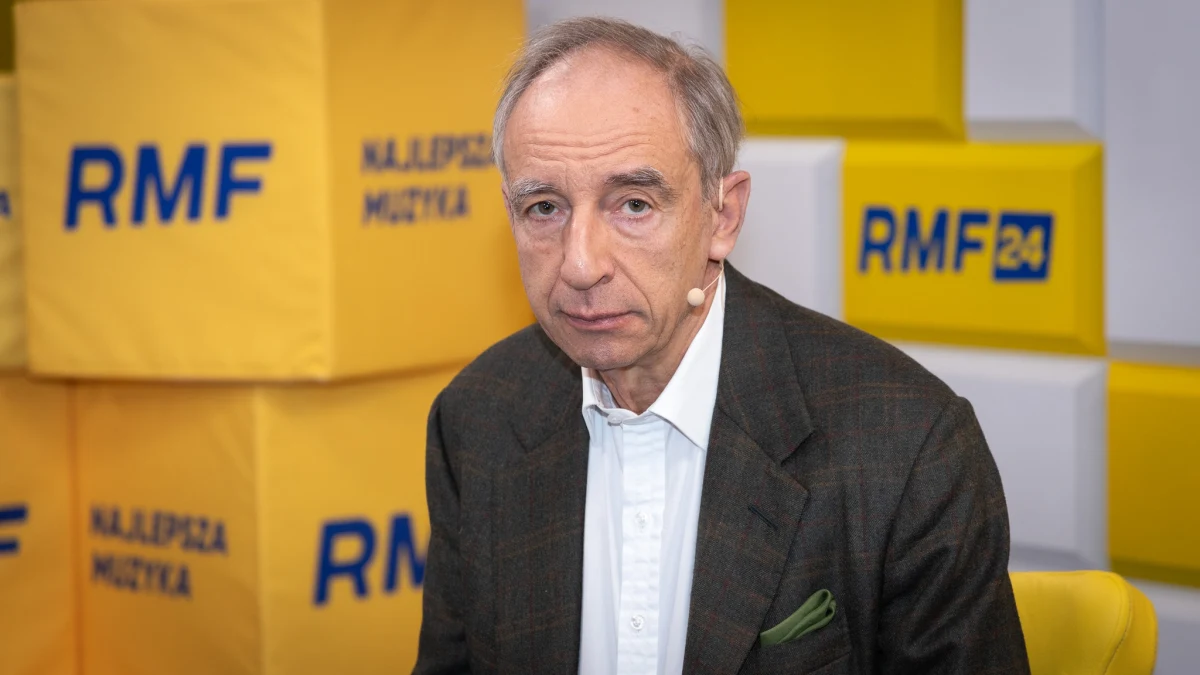 „Dyskusje cały czas trwają. Rozmaite pomysły się pojawiają” – tak o idei rotacyjnego marszałku Sejmu mówił w Porannej rozmowie w RMF FM Władysław Teofil Bartoszewski. Polityk PSL-u przyznał, że jeszcze niedawno jego ugrupowanie podchodziło do tego pomysłu sceptycznie. „Ale wyraźnie jak jest czterech liderów czterech ugrupowań i zaczynają się dyskusje o bardzo ważnych pozycjach, to pojawiają się nowe pomysły” – przyznał.