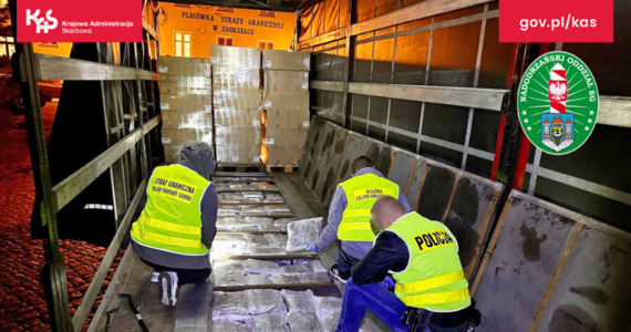 Funkcjonariusze z Nadbużańskiego Oddziału SG zatrzymali rekordowy transport 183 kg marihuany o czarnorynkowej wartości ponad 8 mln zł - poinformował chor. Konrad Szwed z zespołu prasowego Komendanta Głównego Straży Granicznej. Narkotyki ukryte były w naczepie ciężarówki.