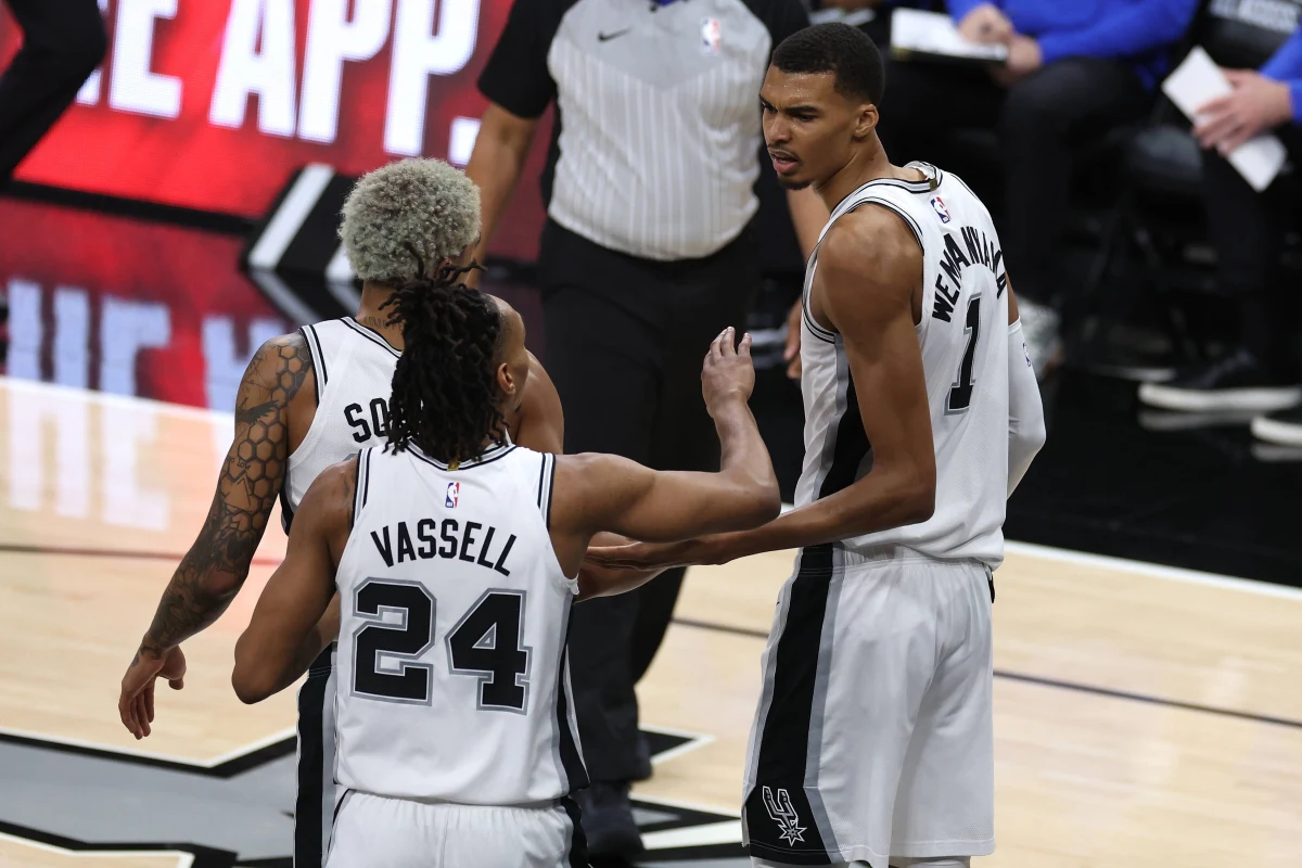 Jeremy Sochan zdobył 14 punktów dla San Antonio Spurs, a jego drużyna ponownie pokonała na wyjeździe Phoenix Suns 132:121 w meczu koszykarskiej ligi NBA. Francuz Victor Wembanyama zdobył dla "Ostróg" 38 punktów. Było to ich trzecie zwycięstwo w tym sezonie, a drugie z rzędu.