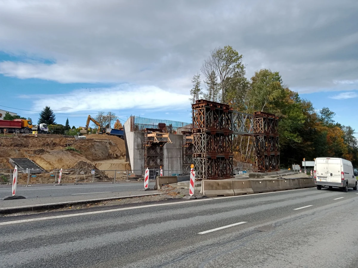 W poniedziałek (6 listopada) o g. 5 rozpocznie się kolejny etap prac związanych z budową węzła w Gaju na zakopiance: montaż konstrukcji wiaduktu nad wschodnią stroną krajowej "siódemki".  Dlatego do czwartku wieczorem zamknięty będzie 400-metrowy odcinek jezdni w kierunku Krakowa.

