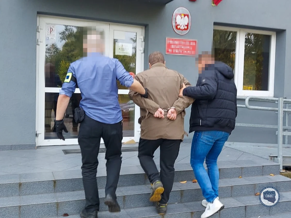 Policjanci zatrzymali 64 osoby podejrzewane o posiadanie i rozpowszechnianie materiałów przedstawiających seksualne wykorzystywanie dzieci. Jest wśród nich mężczyzna, który robił zdjęcia i filmy z nagimi dziećmi i miał zgwałcić oraz wykorzystać dwóch małoletnich. W operacji o kryptonimie "Carlos", przeprowadzonej przez Centralne Biuro Zwalczania Cyberprzestępczości na terenie całej Polski, uczestniczyło ponad 400 funkcjonariuszy.